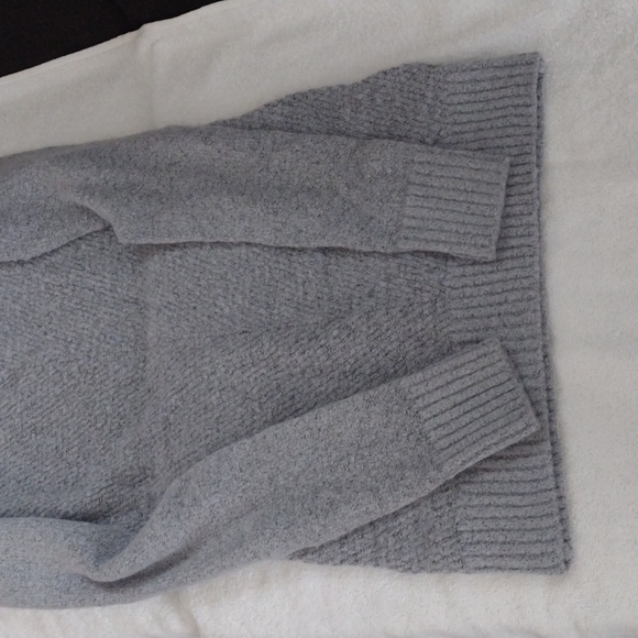 Le Chateau Sweater - Picture 3 of 11